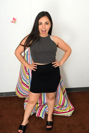 hd-photo-and-video-gallery-luna-s-plump-booty-on-full-display
