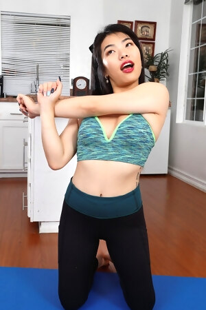 hd-photo-and-video-gallery-furry-babe-nari-exercising-naked