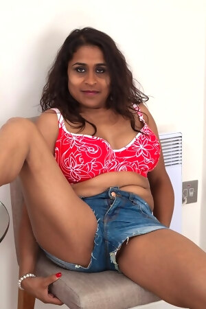 hd-photo-and-video-gallery-hairy-muff-of-a-desi-mom-kashmir